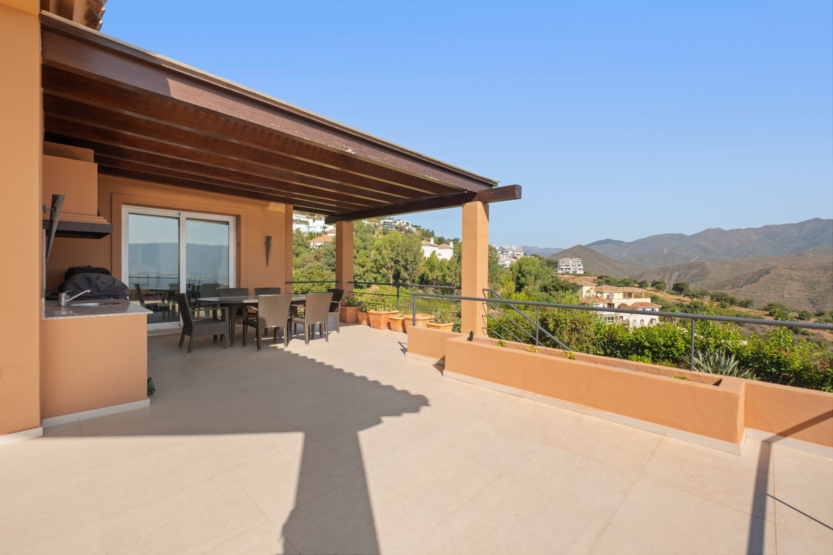 5 Bed Townhouse for sale in La Mairena Costa Del Sol, Málaga, Spain