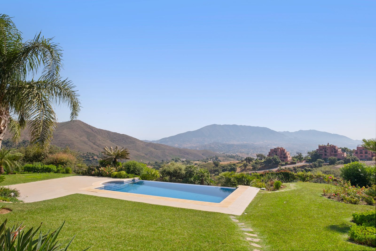 5 Bed Townhouse for sale in La Mairena Costa Del Sol, Málaga, Spain