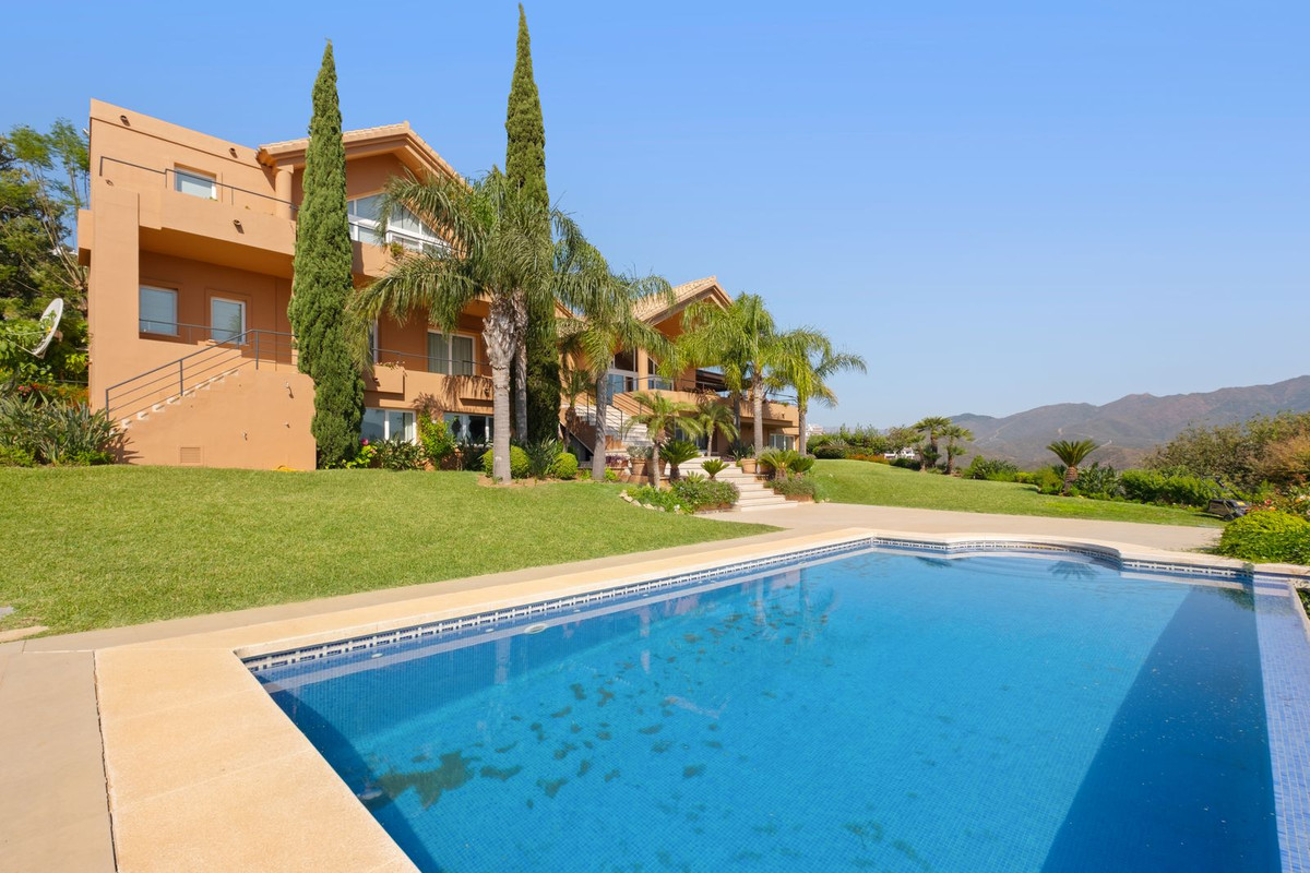 5 Bed Townhouse for sale in La Mairena Costa Del Sol, Málaga, Spain