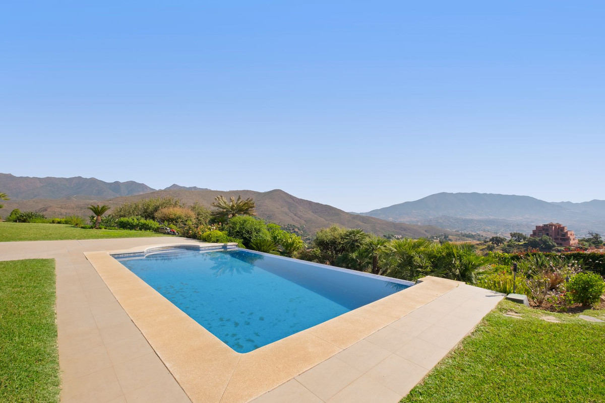 5 Bed Townhouse for sale in La Mairena Costa Del Sol, Málaga, Spain