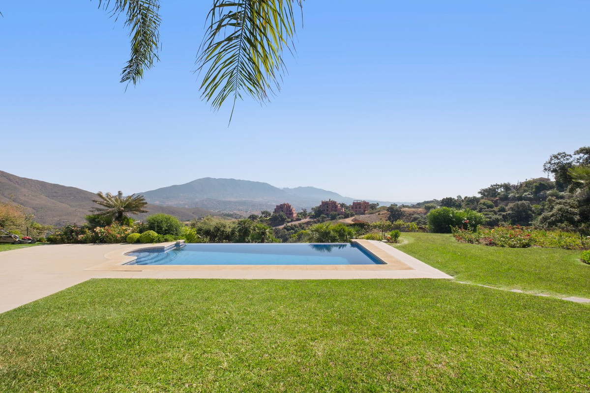5 Bed Townhouse for sale in La Mairena Costa Del Sol, Málaga, Spain