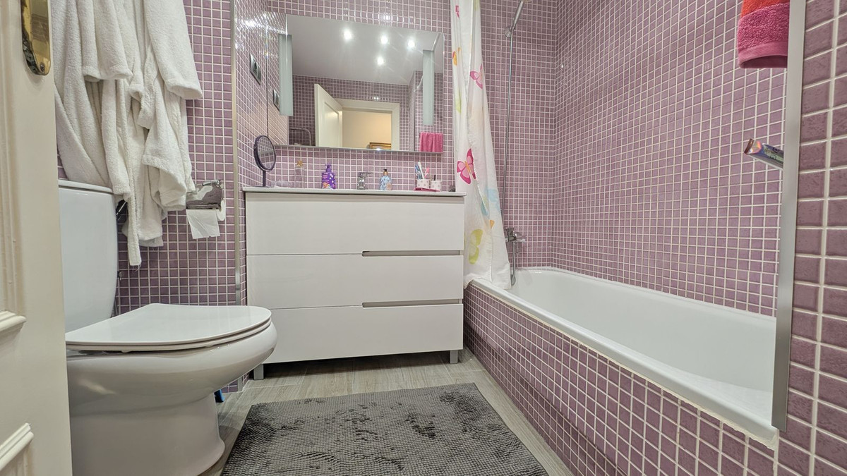 4 Bed Apartment for sale in Fuengirola Costa Del Sol, Málaga, Spain