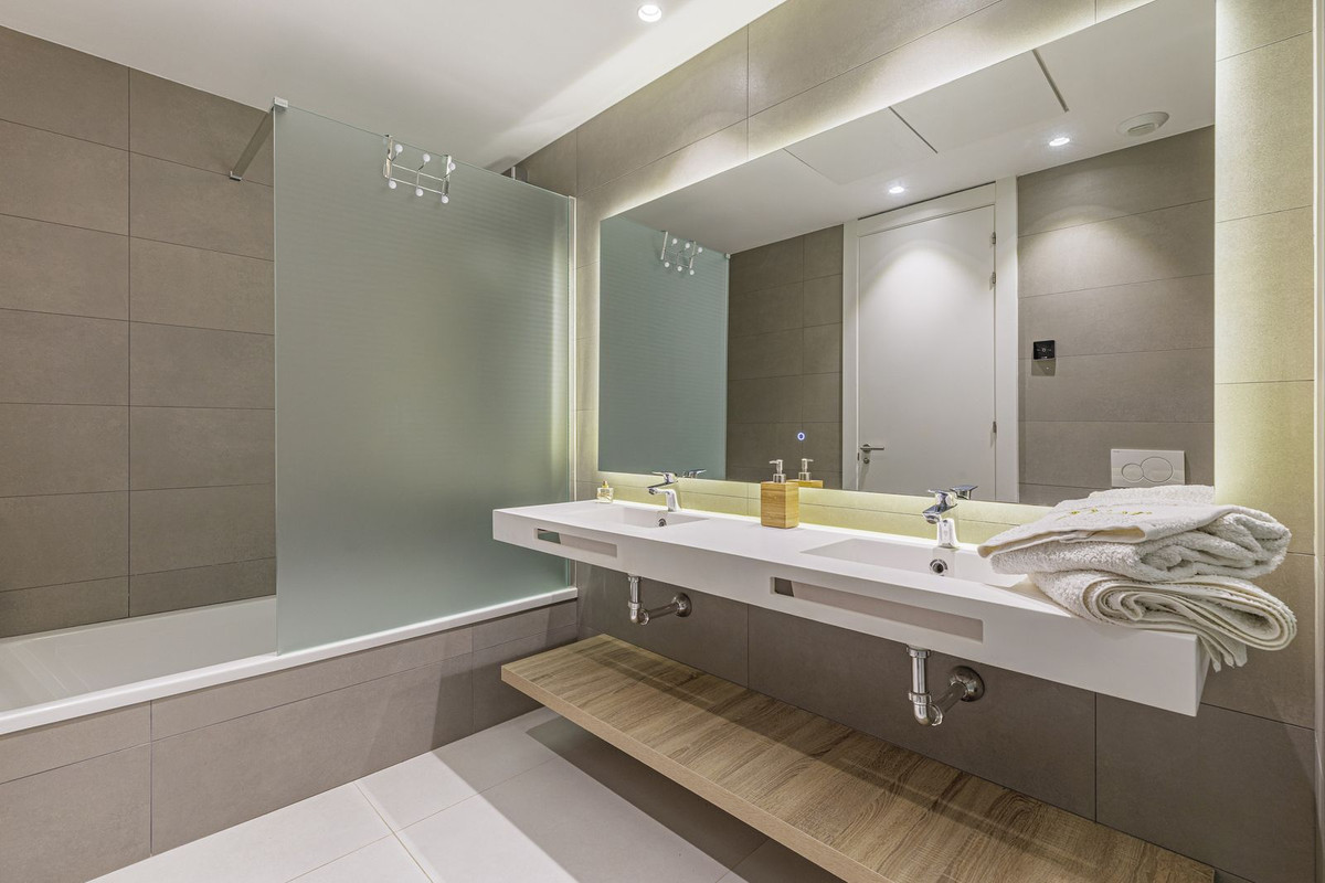 Se vende Apartamento Planta Media de 3 dormitorios en Costa Del Sol, Málaga, España