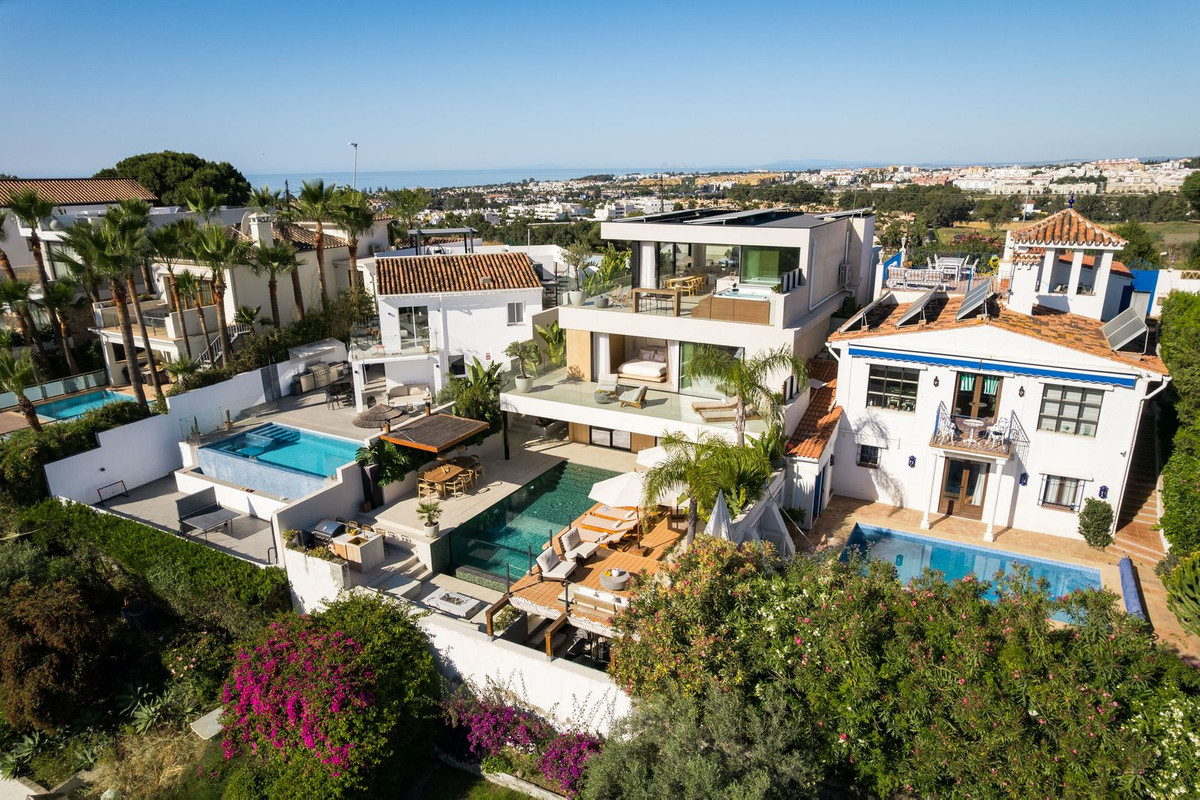 5 Bed Townhouse for sale in Nueva Andalucía Costa Del Sol, Málaga, Spain