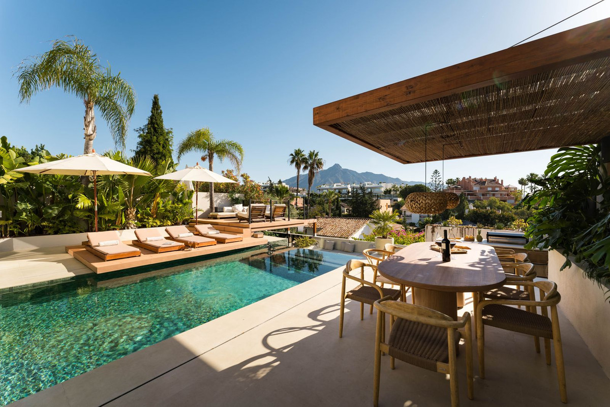 5 Bed Townhouse for sale in Nueva Andalucía Costa Del Sol, Málaga, Spain