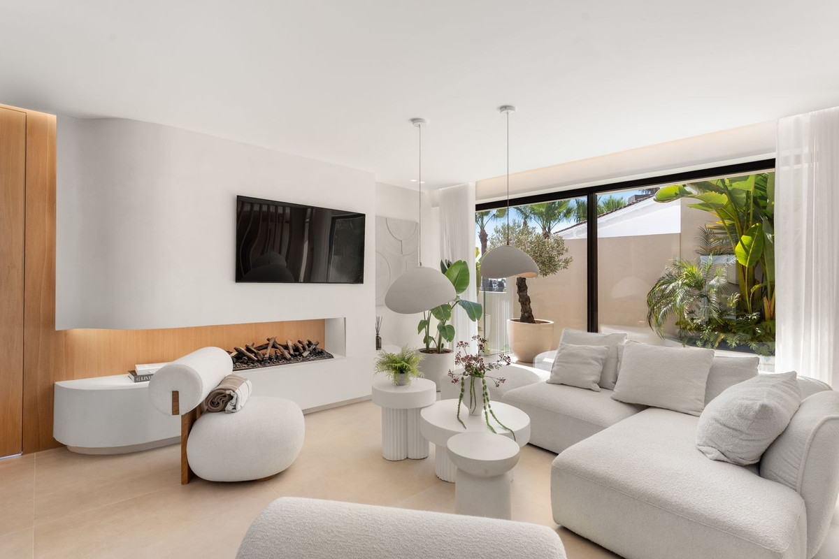 5 Bed Townhouse for sale in Nueva Andalucía Costa Del Sol, Málaga, Spain