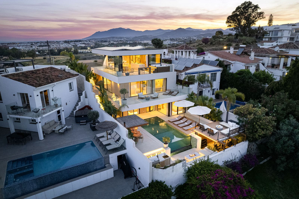 5 Bed Townhouse for sale in Nueva Andalucía Costa Del Sol, Málaga, Spain