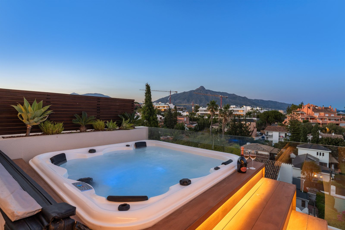 5 Bed Townhouse for sale in Nueva Andalucía Costa Del Sol, Málaga, Spain