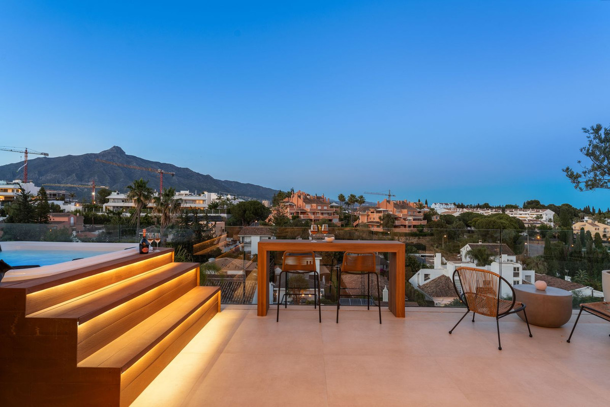 5 Bed Townhouse for sale in Nueva Andalucía Costa Del Sol, Málaga, Spain