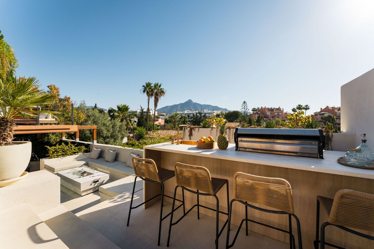 5 Bed Townhouse for sale in Nueva Andalucía Costa Del Sol, Málaga, Spain
