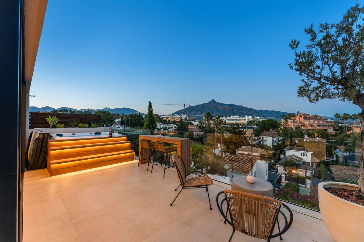 5 Bed Townhouse for sale in Nueva Andalucía Costa Del Sol, Málaga, Spain