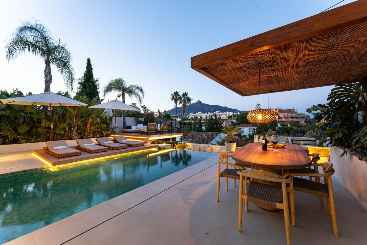 5 Bed Townhouse for sale in Nueva Andalucía Costa Del Sol, Málaga, Spain