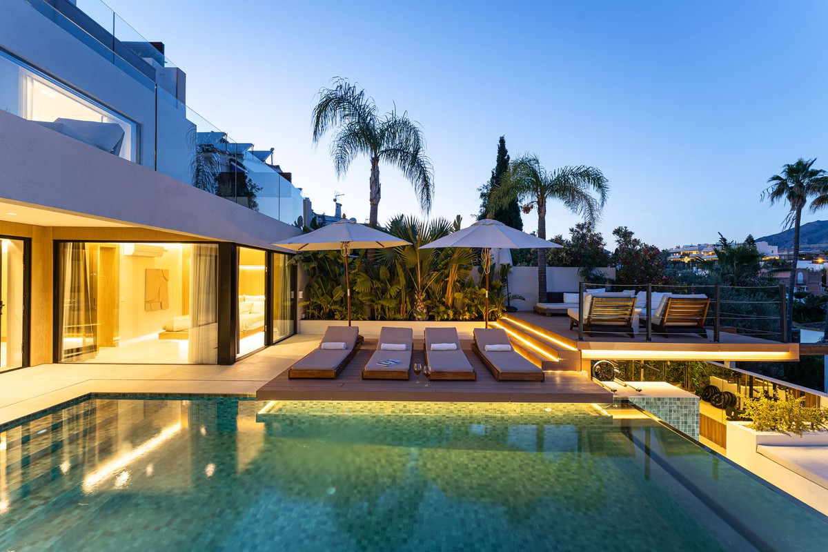 5 Bed Townhouse for sale in Nueva Andalucía Costa Del Sol, Málaga, Spain
