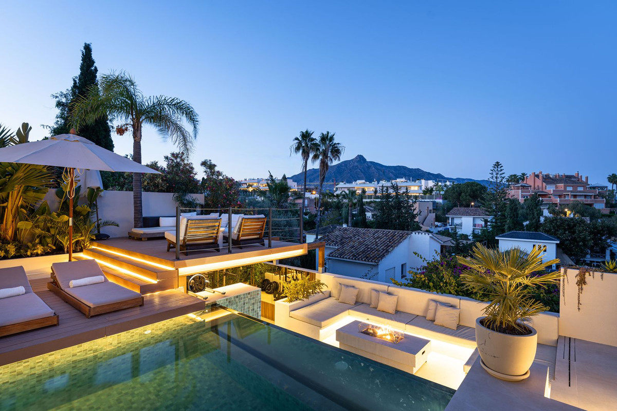 5 Bed Townhouse for sale in Nueva Andalucía Costa Del Sol, Málaga, Spain