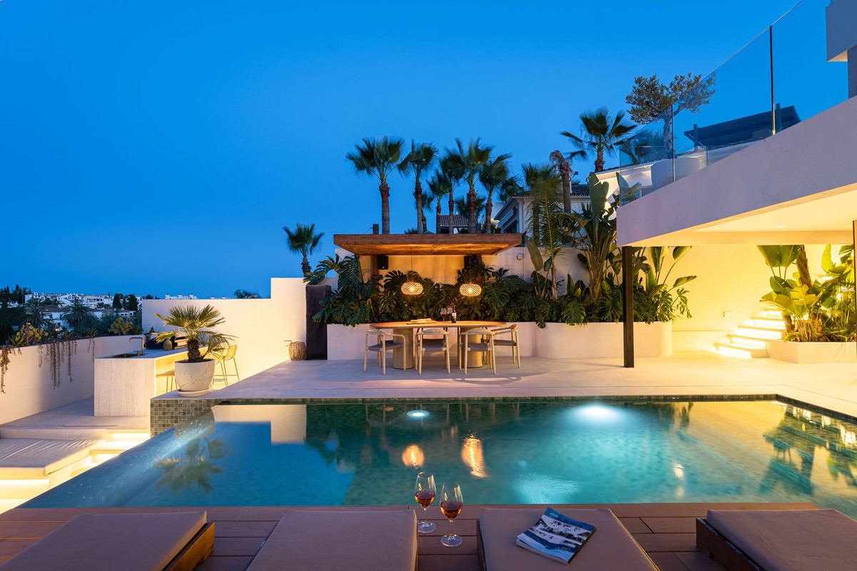 5 Bed Townhouse for sale in Nueva Andalucía Costa Del Sol, Málaga, Spain
