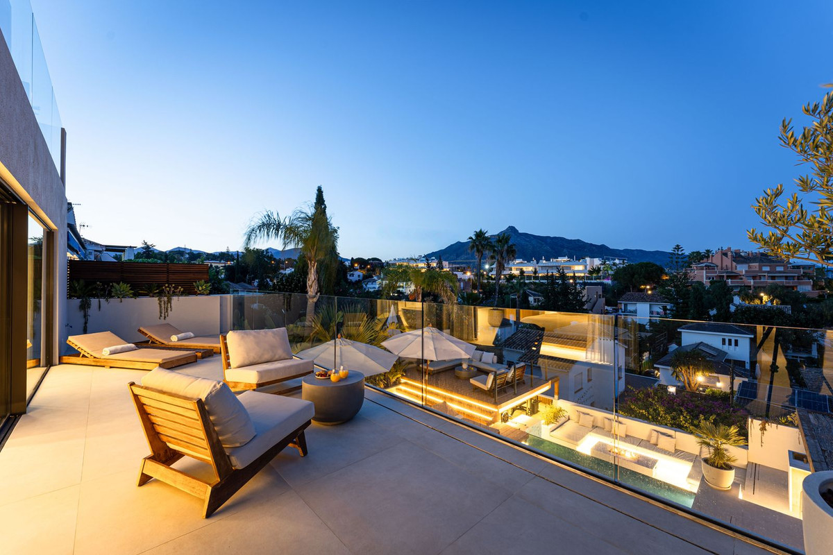 5 Bed Townhouse for sale in Nueva Andalucía Costa Del Sol, Málaga, Spain