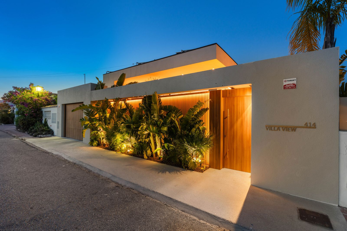 5 Bed Townhouse for sale in Nueva Andalucía Costa Del Sol, Málaga, Spain