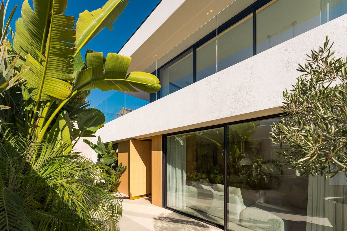 5 Bed Townhouse for sale in Nueva Andalucía Costa Del Sol, Málaga, Spain