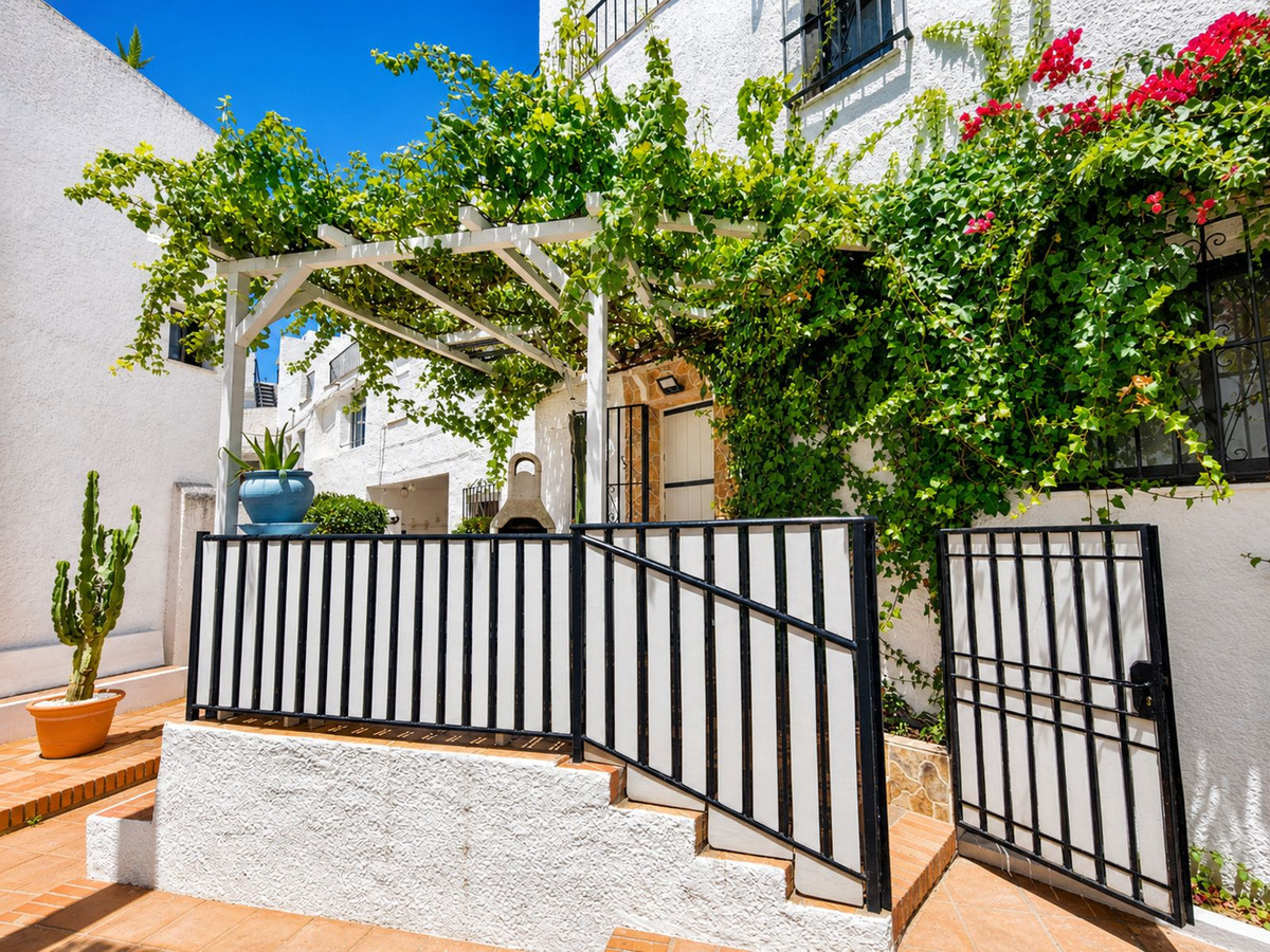 2 Bed Apartment for sale in La Duquesa Costa Del Sol, Málaga, Spain