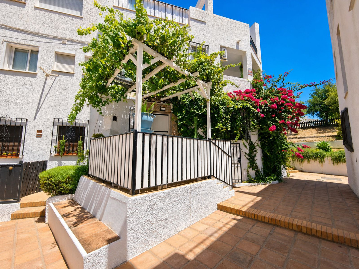2 Bed Apartment for sale in La Duquesa Costa Del Sol, Málaga, Spain