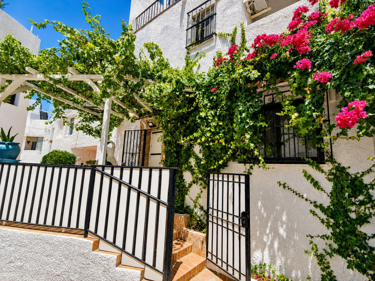 2 Bed Apartment for sale in La Duquesa Costa Del Sol, Málaga, Spain