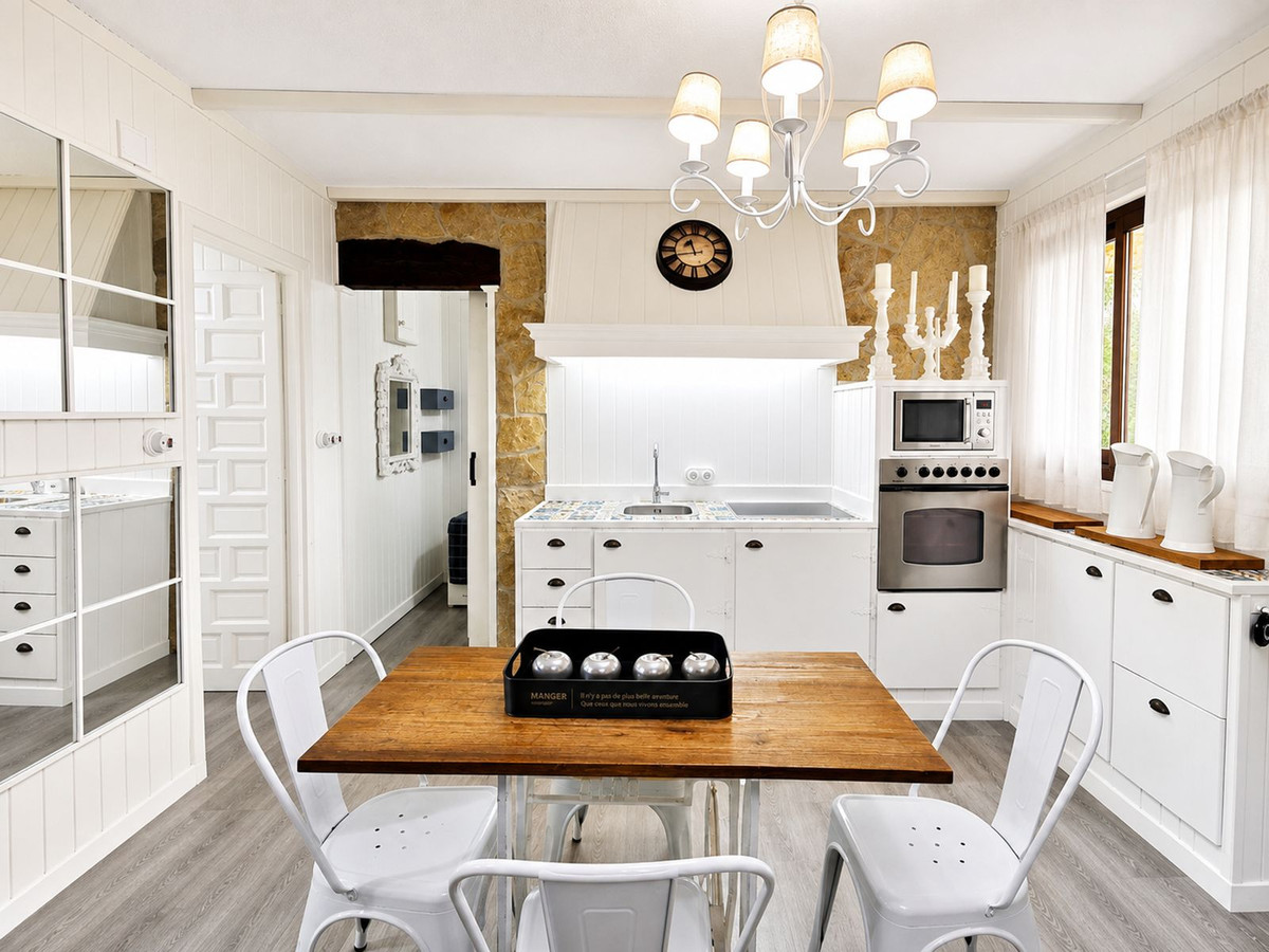 2 Bed Apartment for sale in La Duquesa Costa Del Sol, Málaga, Spain