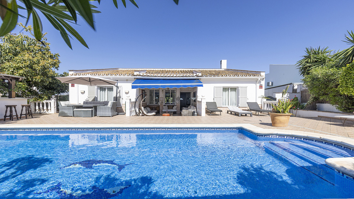 4 Bed Townhouse for sale in La Duquesa Costa Del Sol, Málaga, Spain