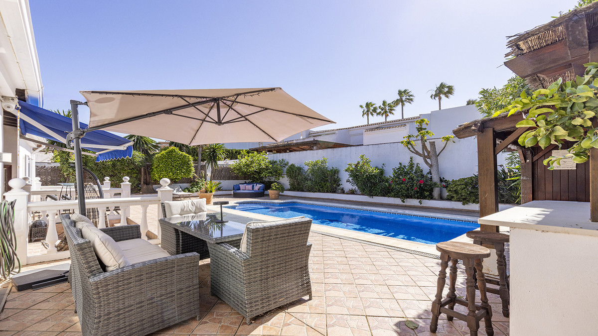 4 Bed Townhouse for sale in La Duquesa Costa Del Sol, Málaga, Spain