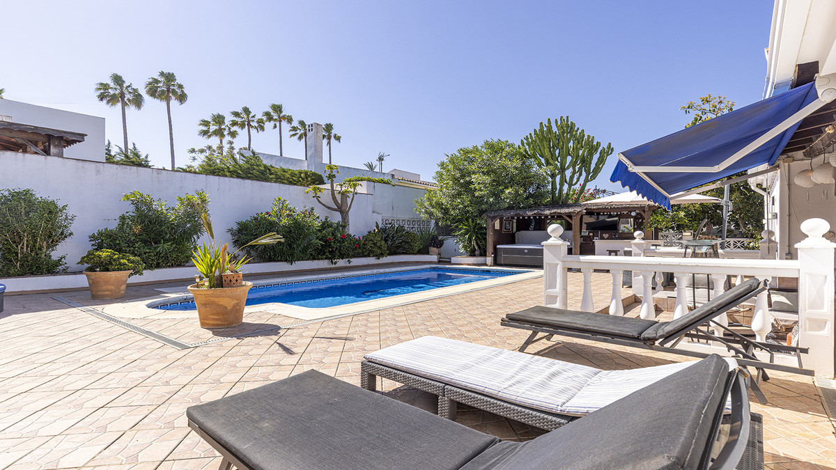 4 Bed Townhouse for sale in La Duquesa Costa Del Sol, Málaga, Spain