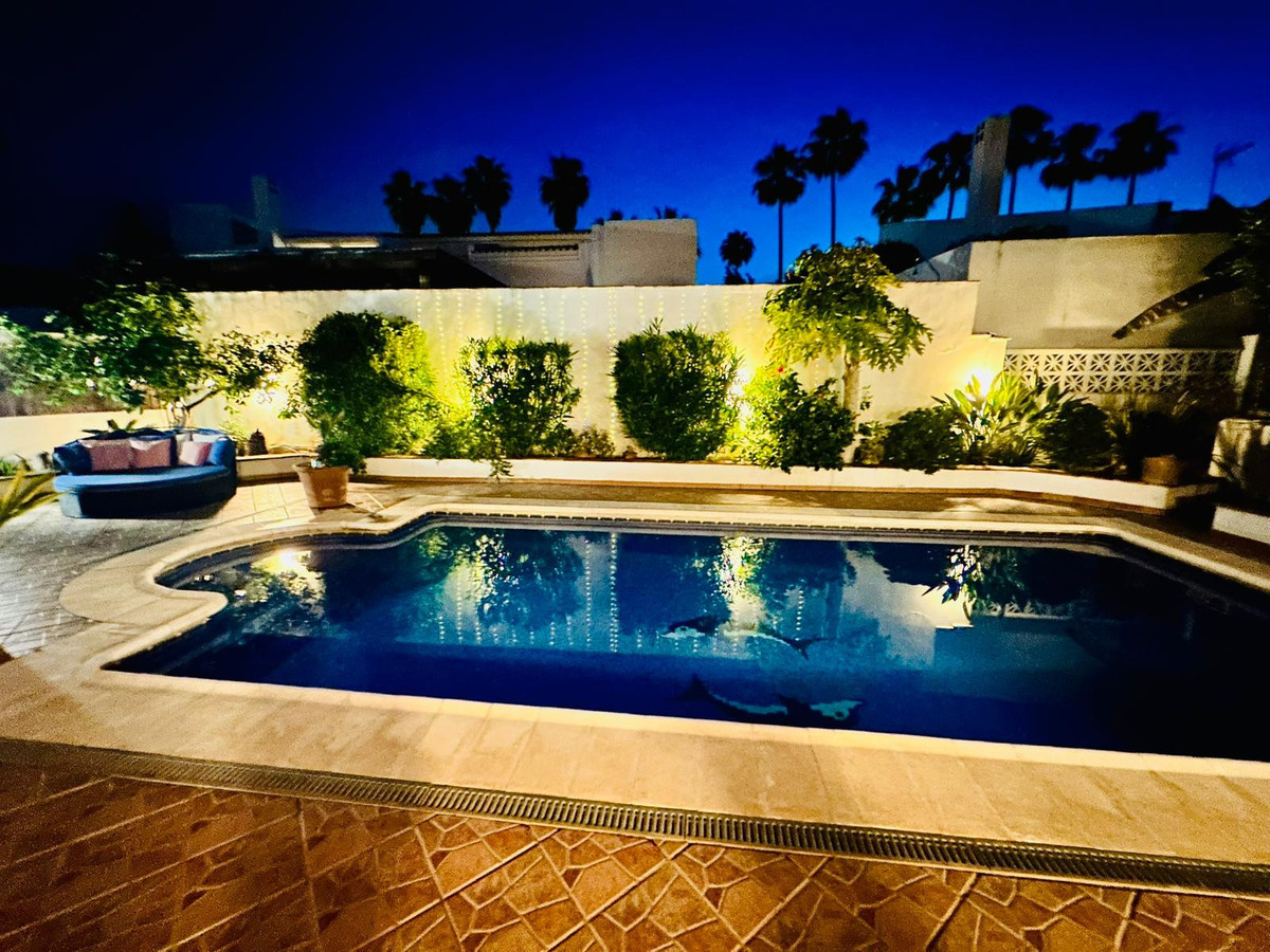 4 Bed Townhouse for sale in La Duquesa Costa Del Sol, Málaga, Spain