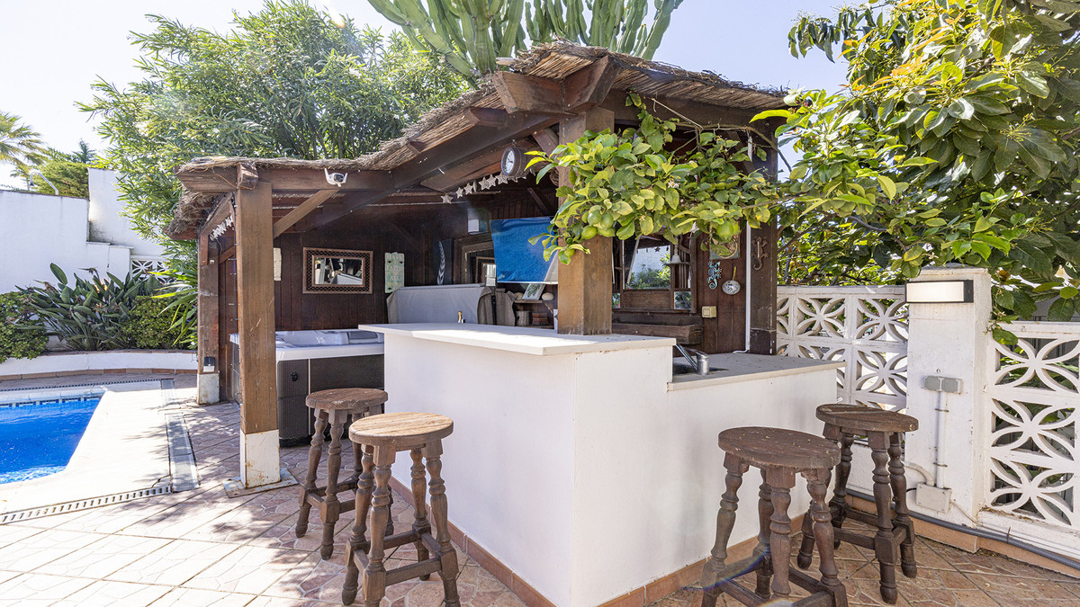4 Bed Townhouse for sale in La Duquesa Costa Del Sol, Málaga, Spain