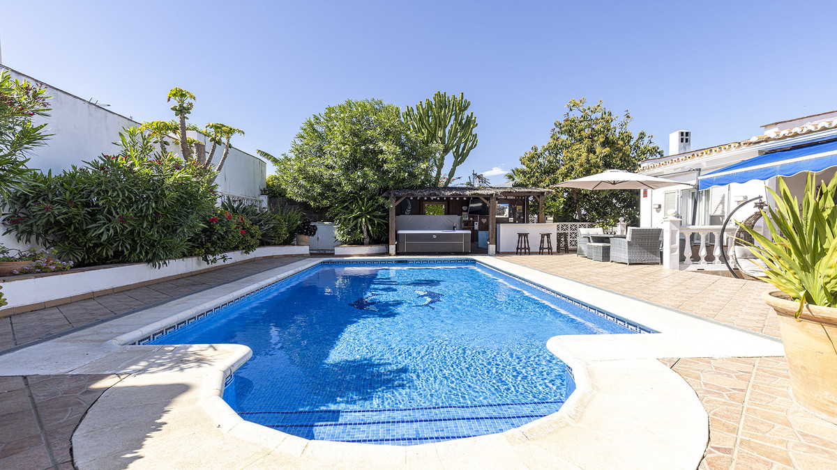 4 Bed Townhouse for sale in La Duquesa Costa Del Sol, Málaga, Spain