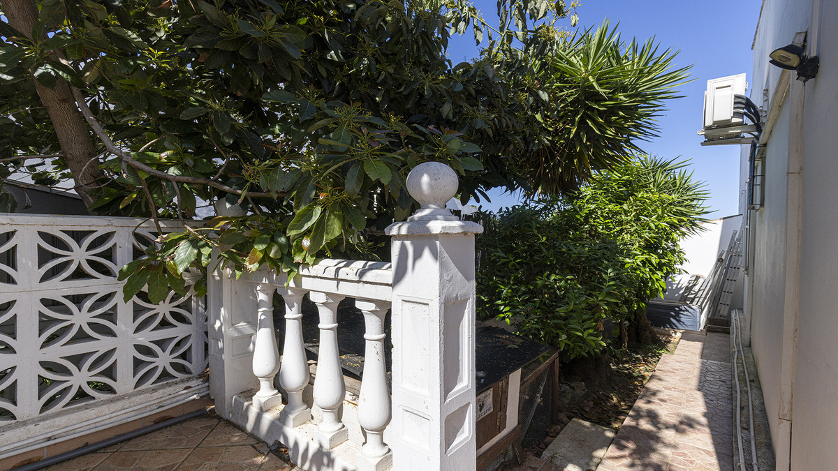 4 Bed Townhouse for sale in La Duquesa Costa Del Sol, Málaga, Spain