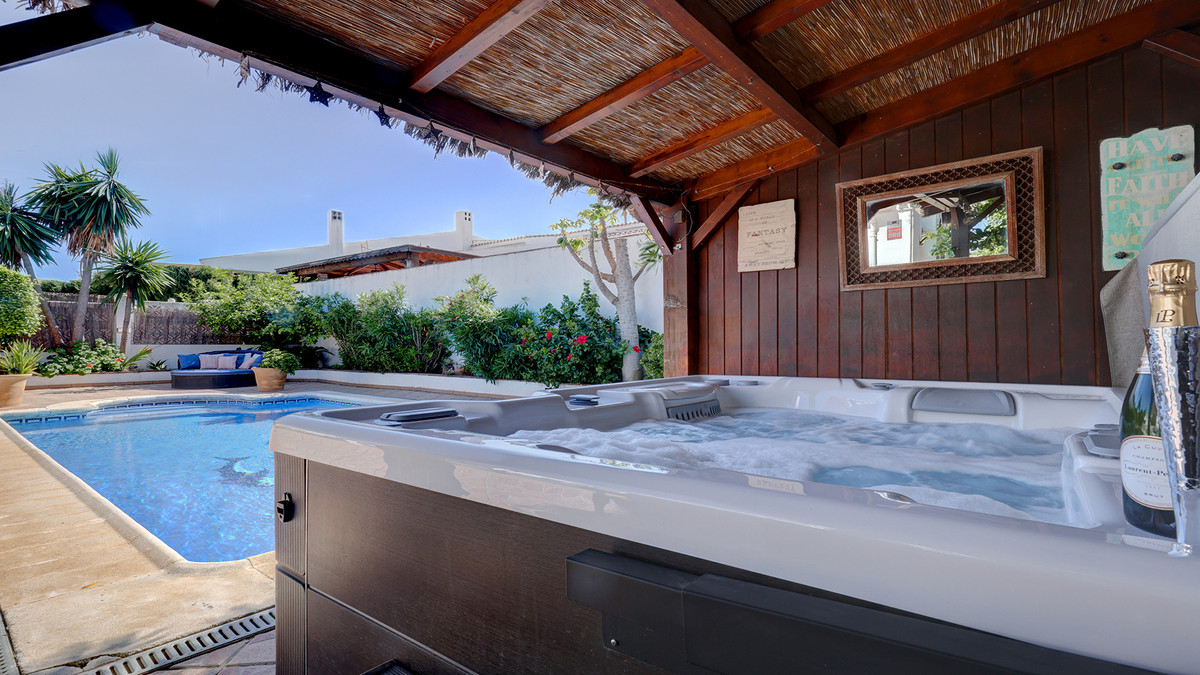4 Bed Townhouse for sale in La Duquesa Costa Del Sol, Málaga, Spain