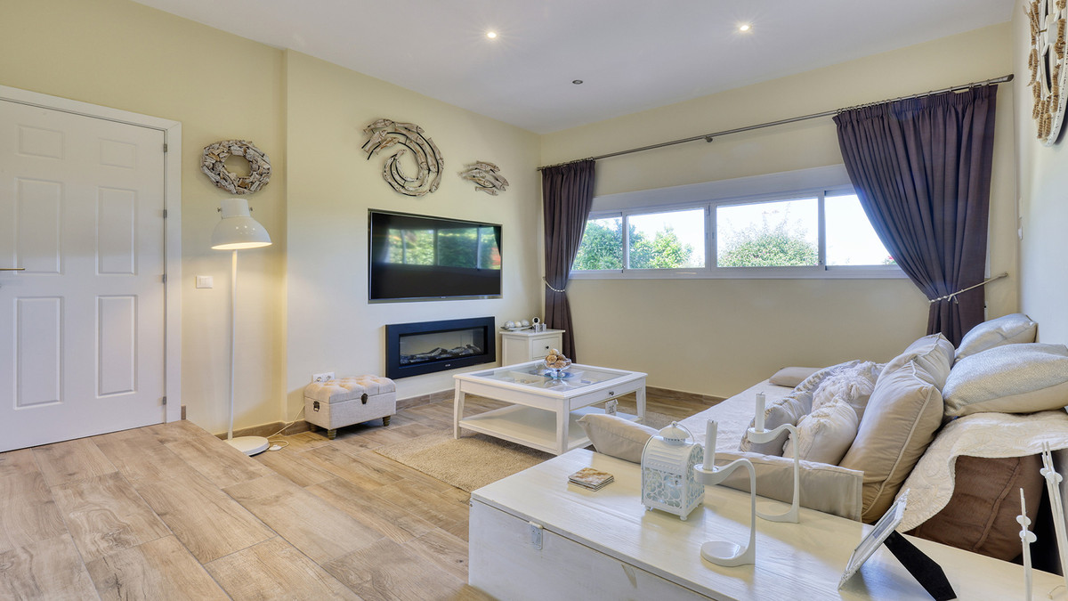 4 Bed Townhouse for sale in La Duquesa Costa Del Sol, Málaga, Spain