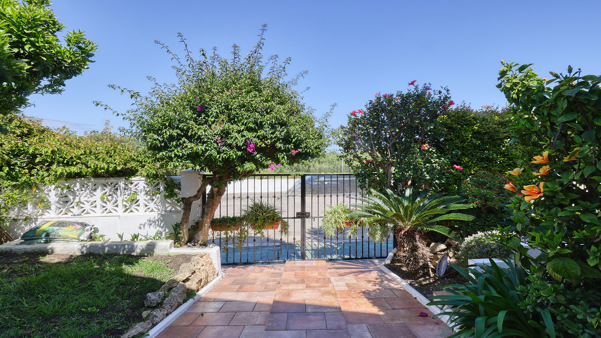4 Bed Townhouse for sale in La Duquesa Costa Del Sol, Málaga, Spain