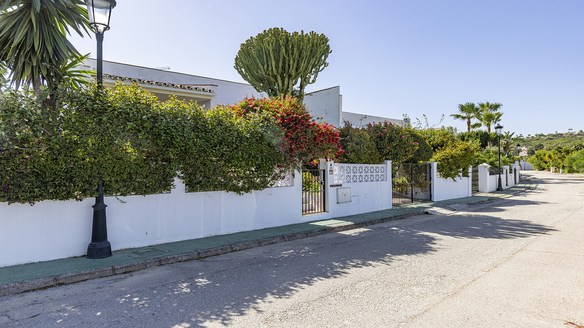 4 Bed Townhouse for sale in La Duquesa Costa Del Sol, Málaga, Spain