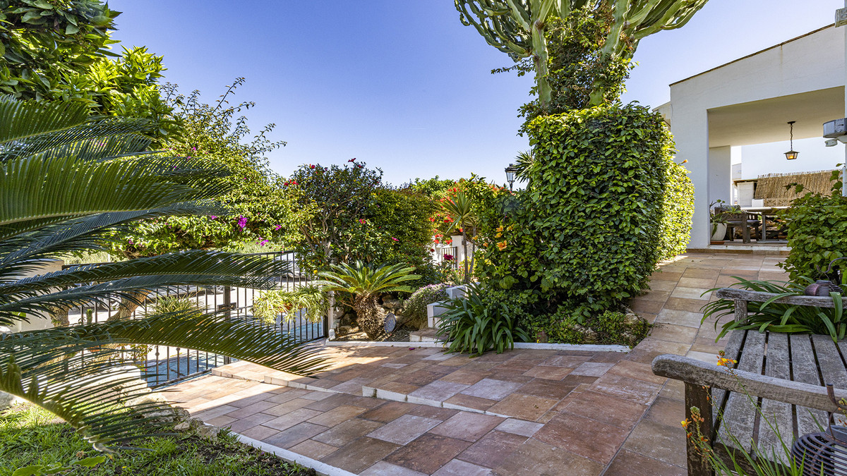 4 Bed Townhouse for sale in La Duquesa Costa Del Sol, Málaga, Spain