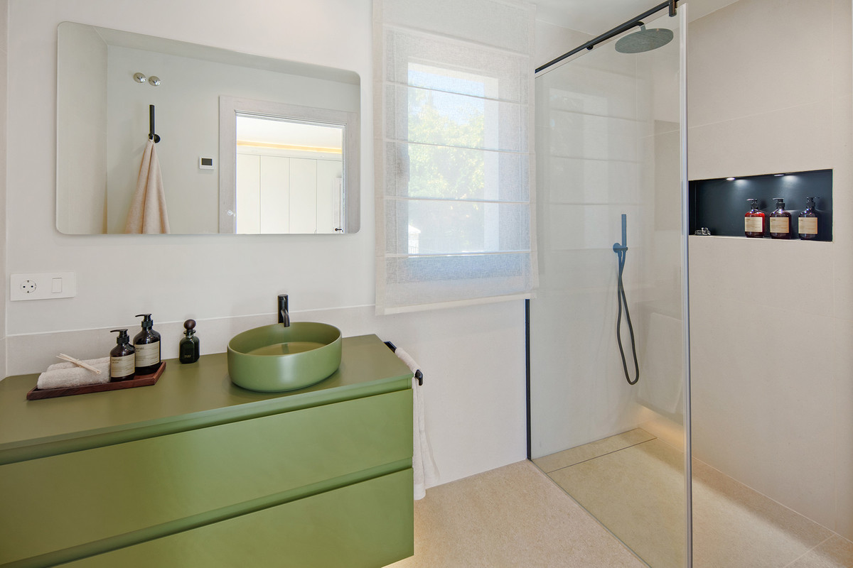 5 Bed Townhouse for sale in Nueva Andalucía Costa Del Sol, Málaga, Spain