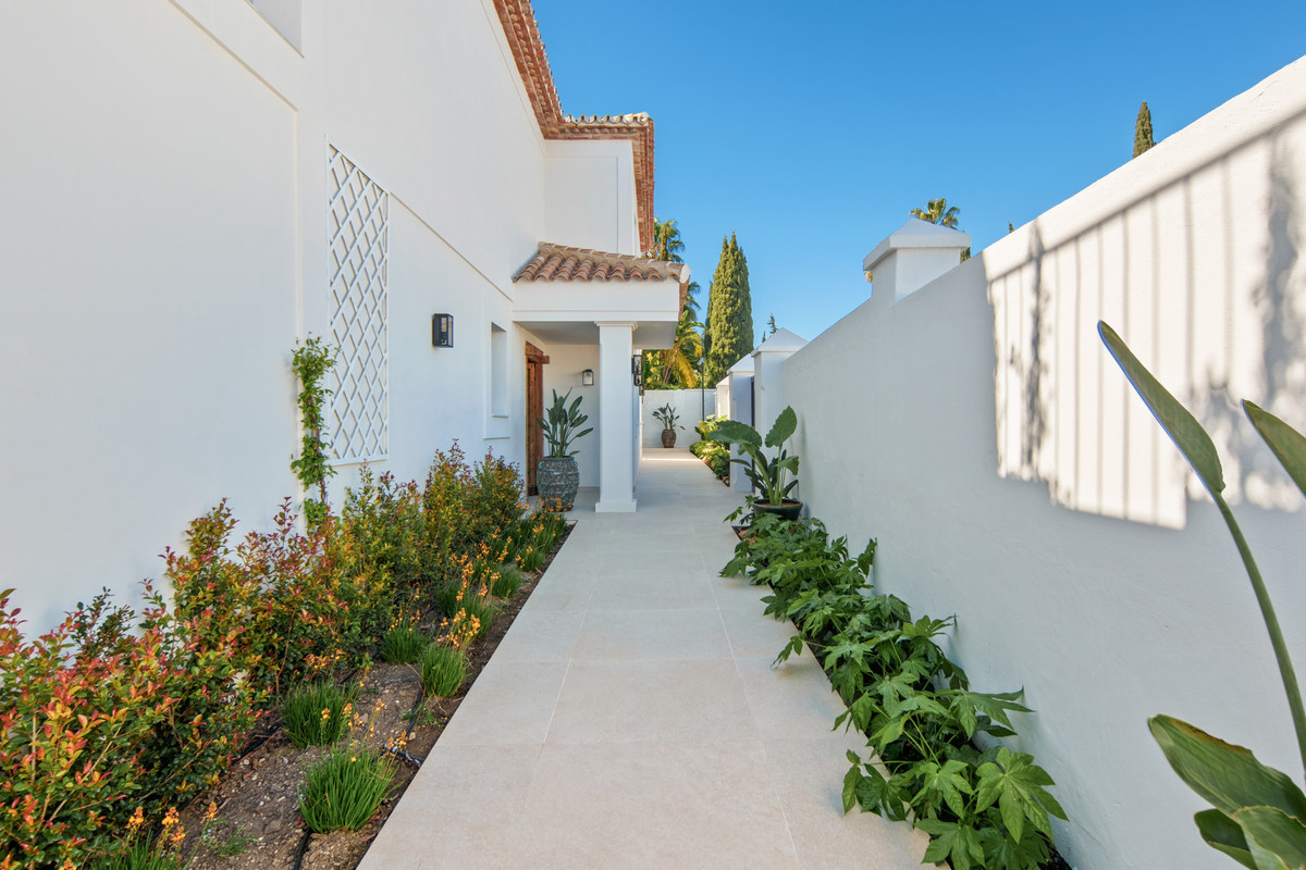 5 Bed Townhouse for sale in Nueva Andalucía Costa Del Sol, Málaga, Spain
