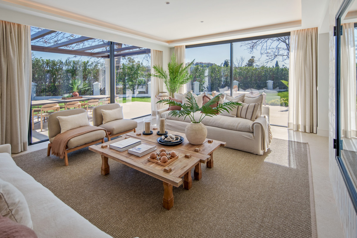 5 Bed Townhouse for sale in Nueva Andalucía Costa Del Sol, Málaga, Spain