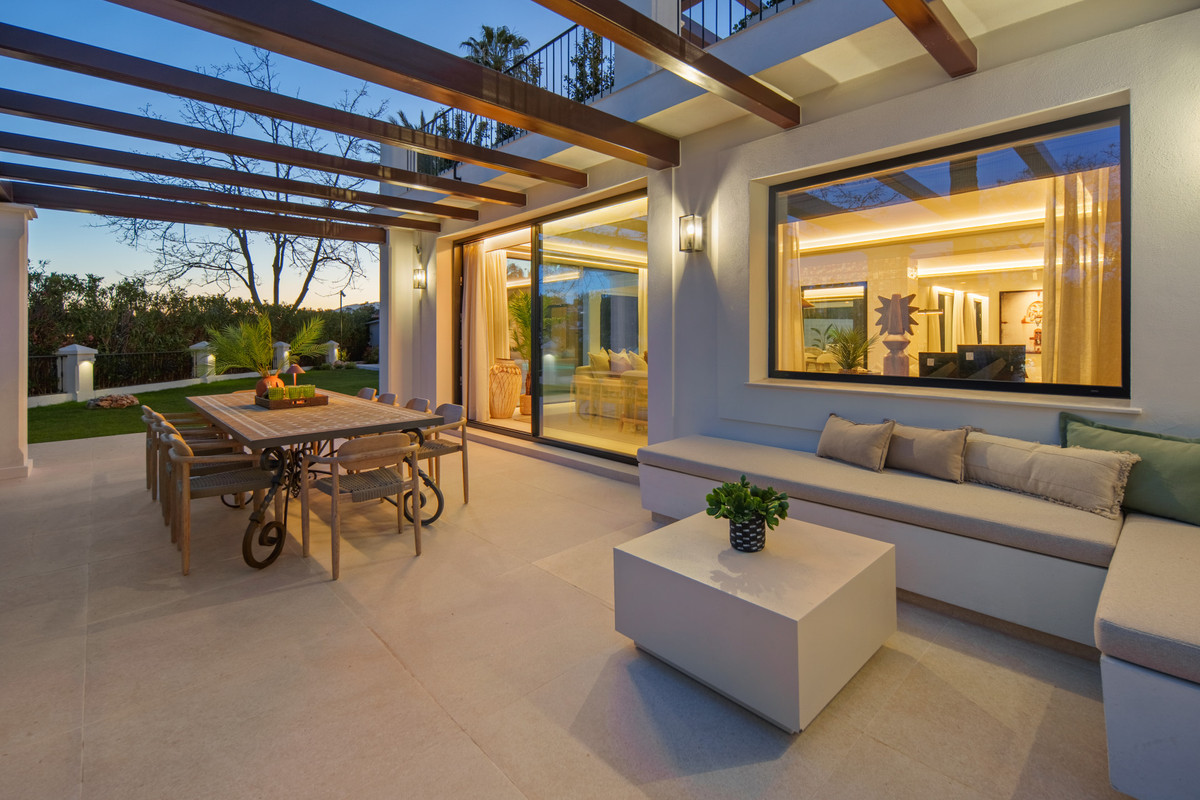 5 Bed Townhouse for sale in Nueva Andalucía Costa Del Sol, Málaga, Spain