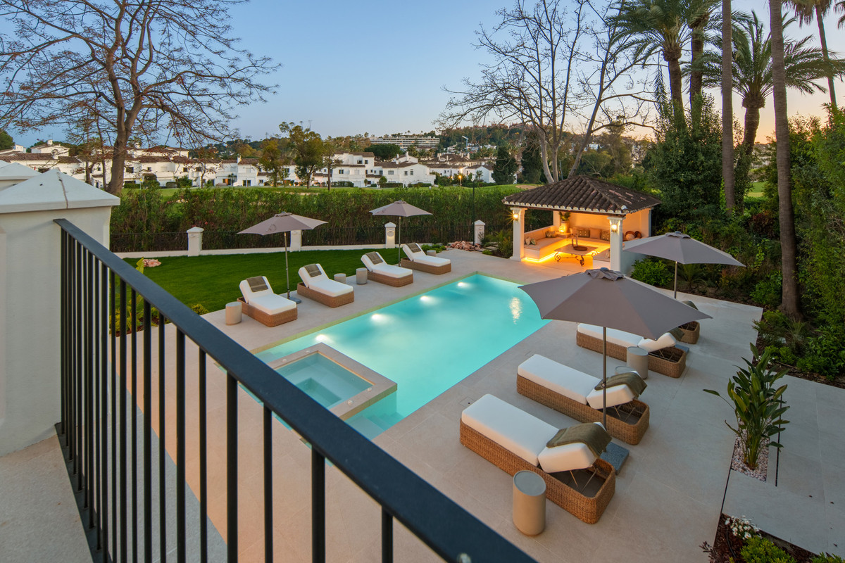 5 Bed Townhouse for sale in Nueva Andalucía Costa Del Sol, Málaga, Spain