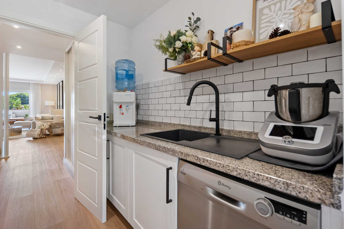 2 Bed Apartment for sale in The Golden Mile Costa Del Sol, Málaga, Spain