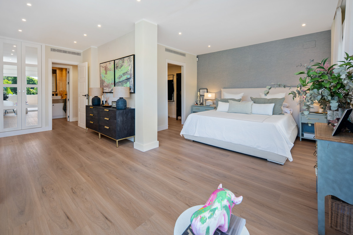 2 Bed Apartment for sale in The Golden Mile Costa Del Sol, Málaga, Spain