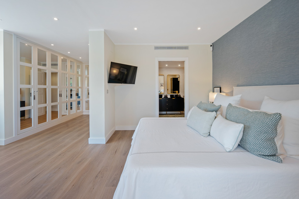 2 Bed Apartment for sale in The Golden Mile Costa Del Sol, Málaga, Spain