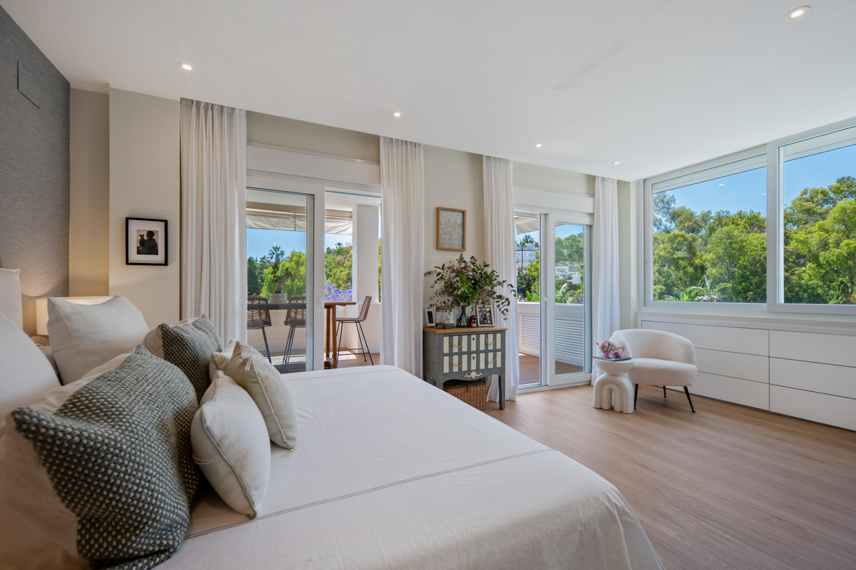 2 Bed Apartment for sale in The Golden Mile Costa Del Sol, Málaga, Spain
