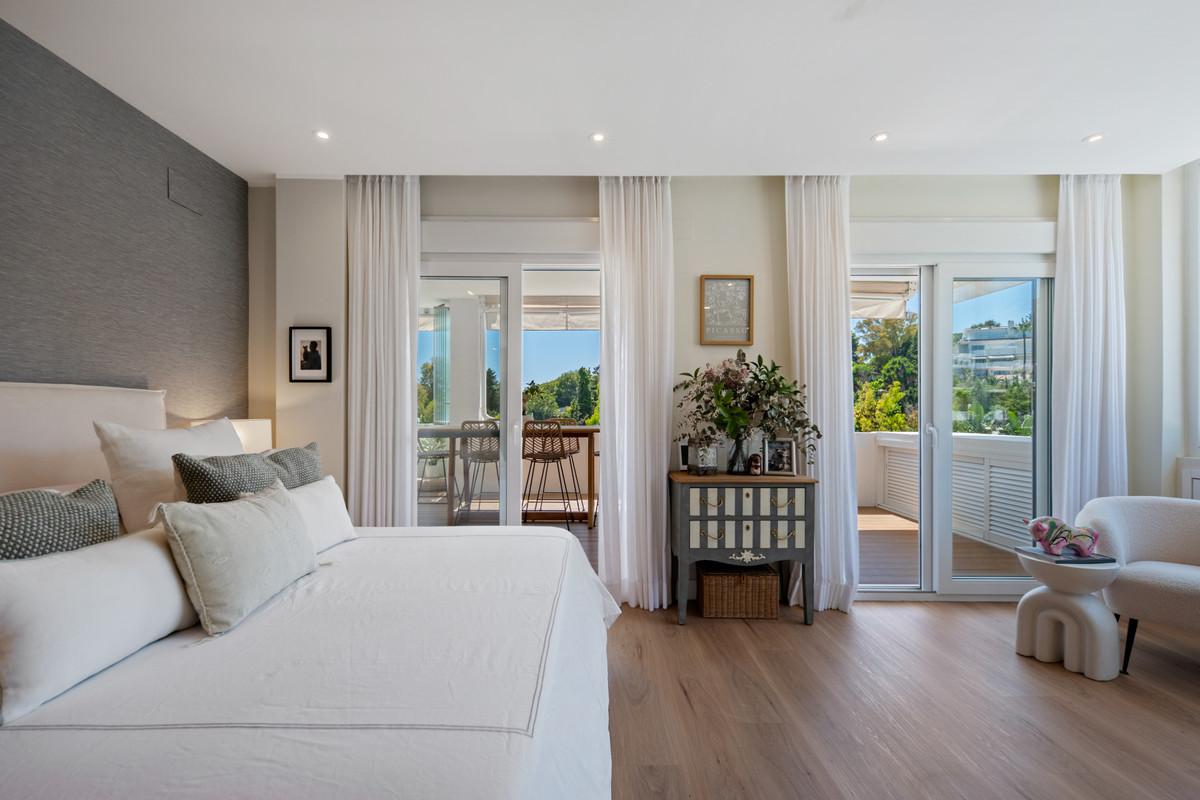 2 Bed Apartment for sale in The Golden Mile Costa Del Sol, Málaga, Spain