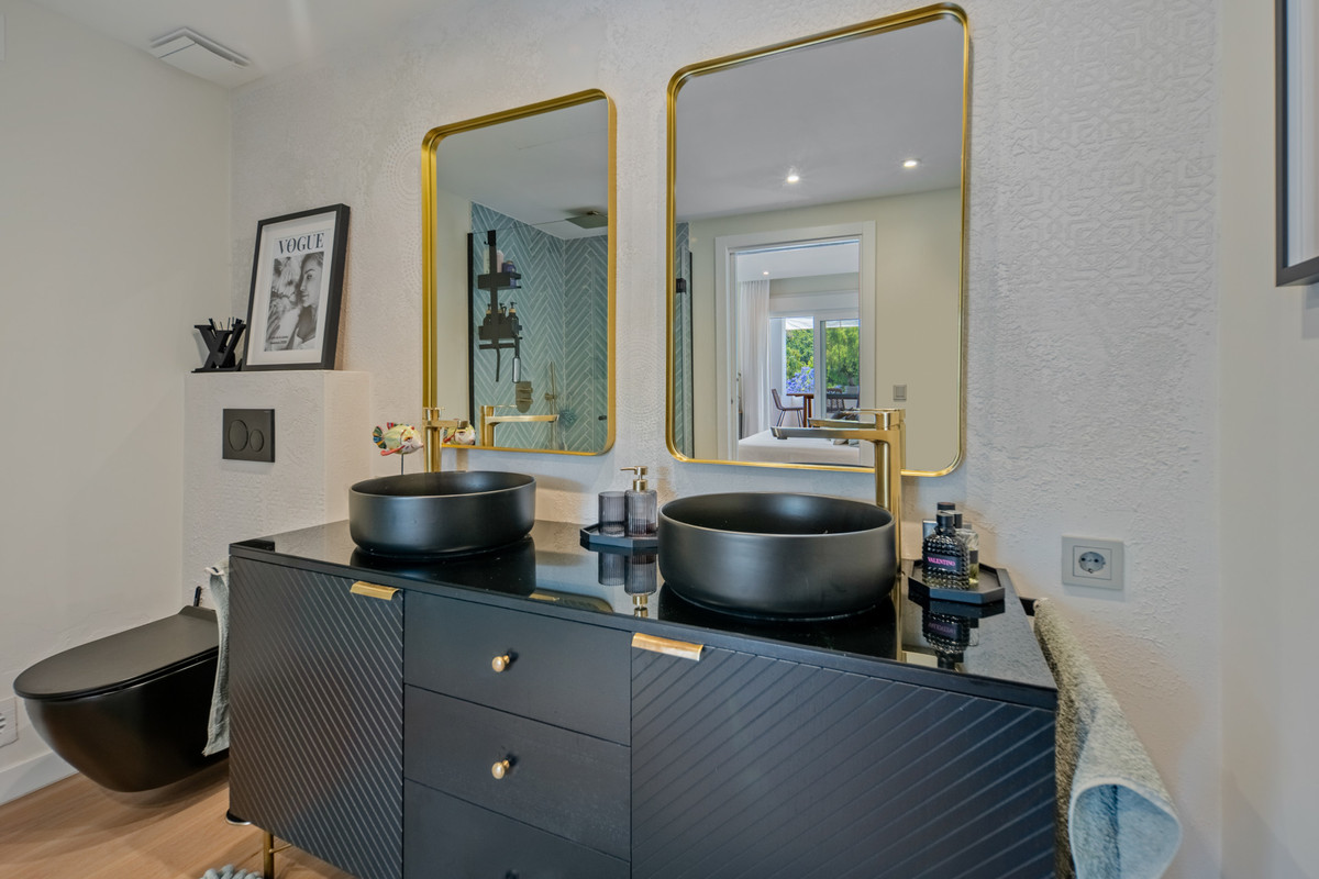 2 Bed Apartment for sale in The Golden Mile Costa Del Sol, Málaga, Spain