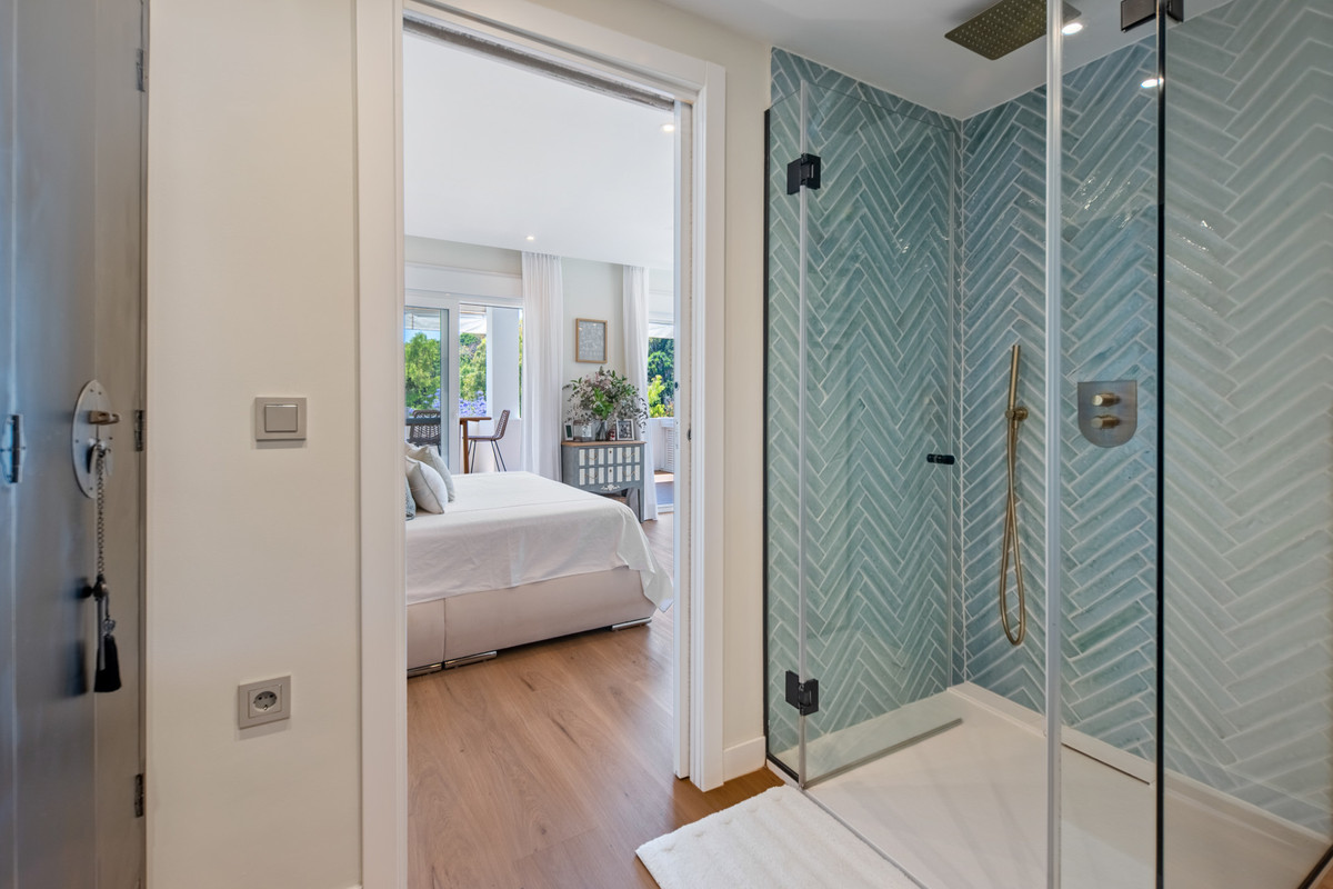 2 Bed Apartment for sale in The Golden Mile Costa Del Sol, Málaga, Spain